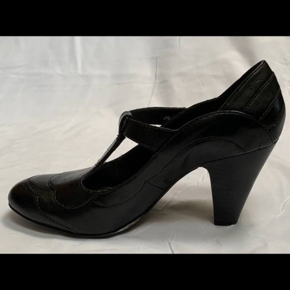 Roberto Vianni T-Strap Black Leather Heels - Picture 5 of 11